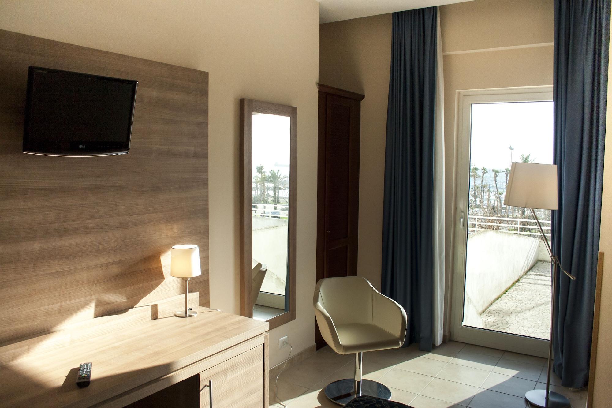 צ'יוויטווקיה Hotel Mediterraneo מראה חיצוני תמונה
